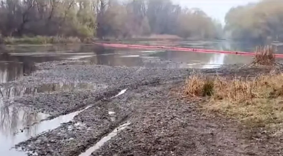 Hay preocupación por la instalación de una nueva torre petrolera y una manga de contención sobre el río Negro 