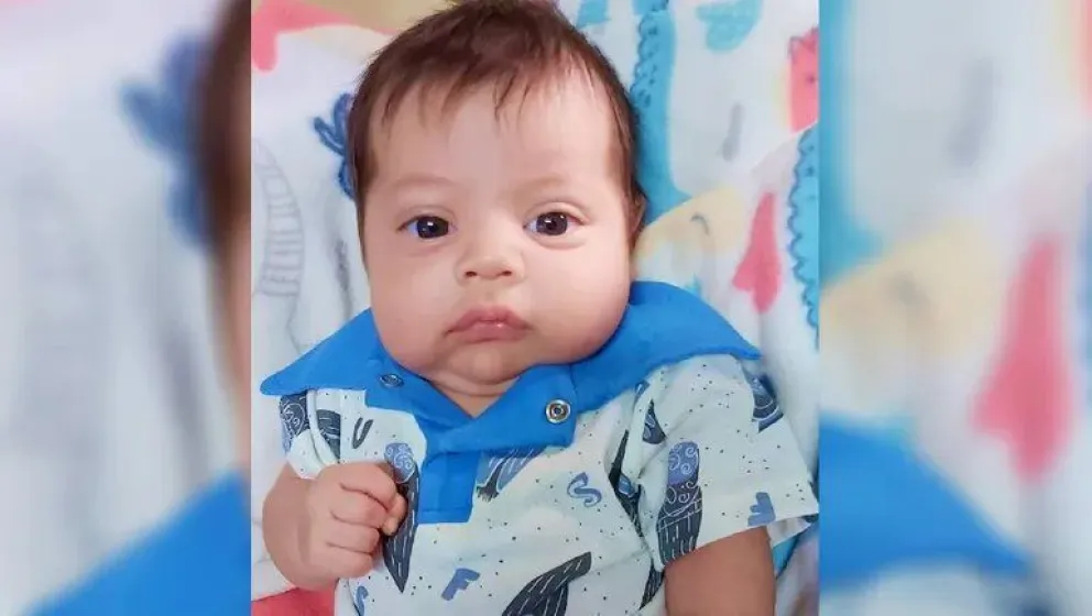 Un bebito se encuentra grave en el hospital de Roca y la familia espera un milagro