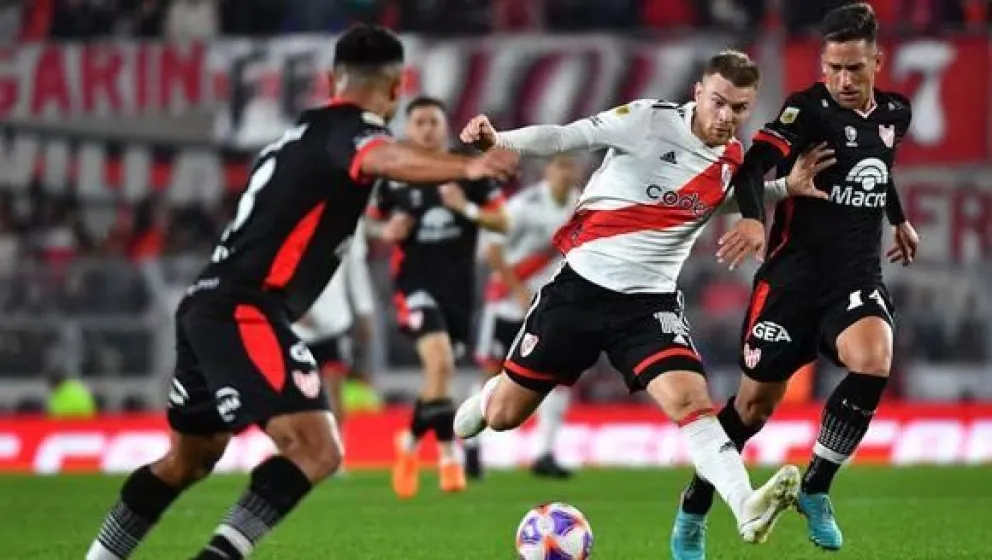 River dio vuelta el partido ante Instituto y acaricia el campeonato