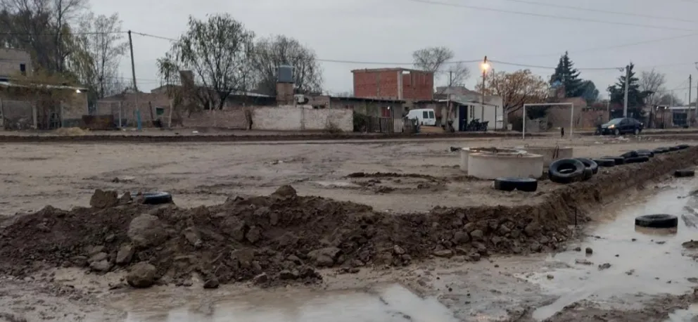 Denuncian que el municipio de Roca destruyó una canchita de fútbol del barrio Fiske Menuco
