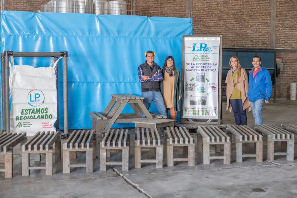 Una empresa local recicló ecobotellas y elaboró bancos placeros para la ciudad
