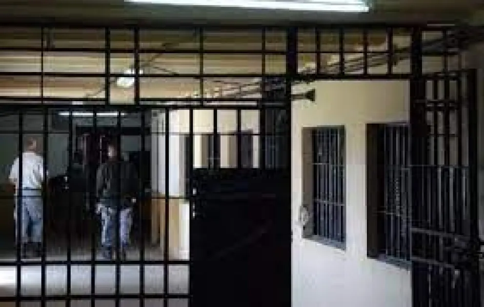 Hirieron a un celador del Penal 2º de Roca en un intento de tomarlo como rehén 