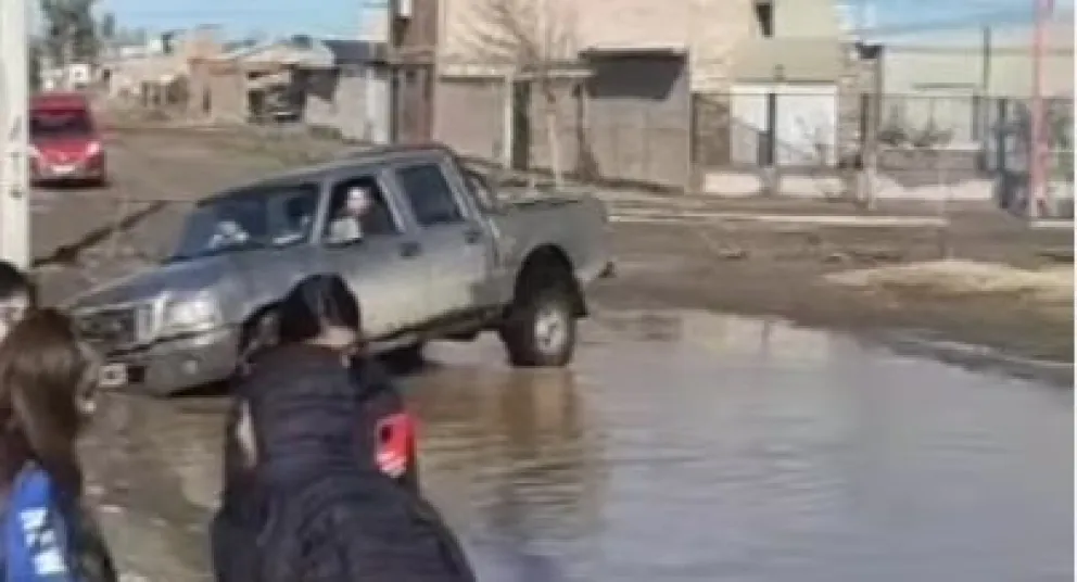 El temporal de lluvia dejó dos camionetas encajadas en un colegio  